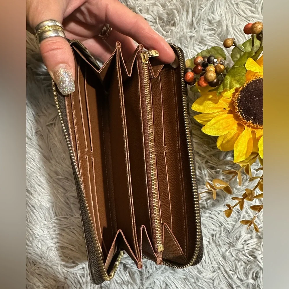 Louis Vuitton Monogram Zippy Wallet - Picture 6 of 16